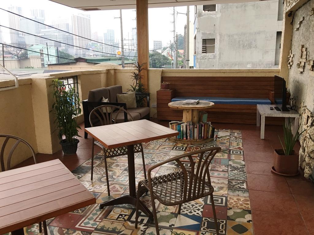 1 River Central Hostel Makati City Bagian luar foto