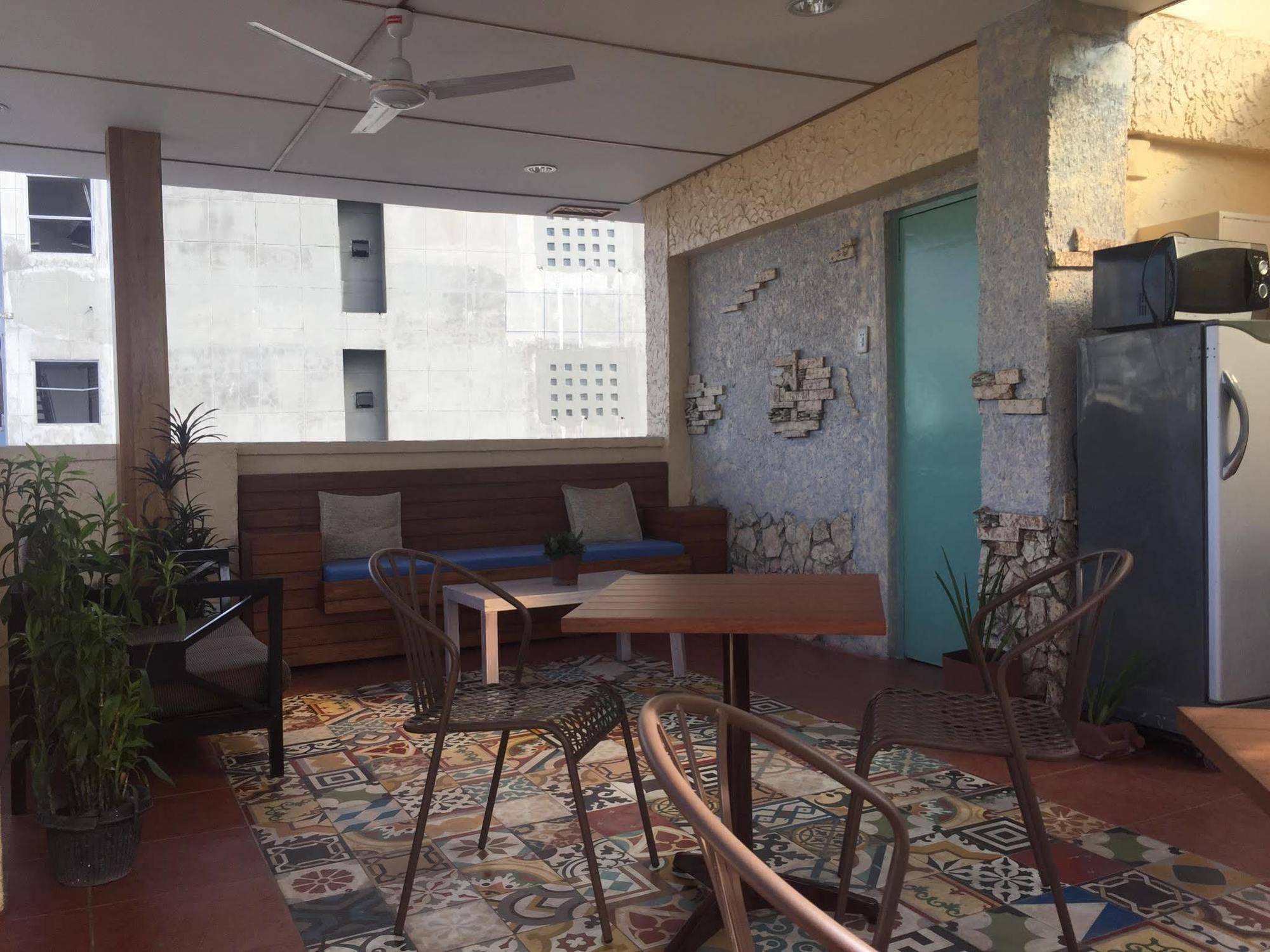 1 River Central Hostel Makati City Bagian luar foto