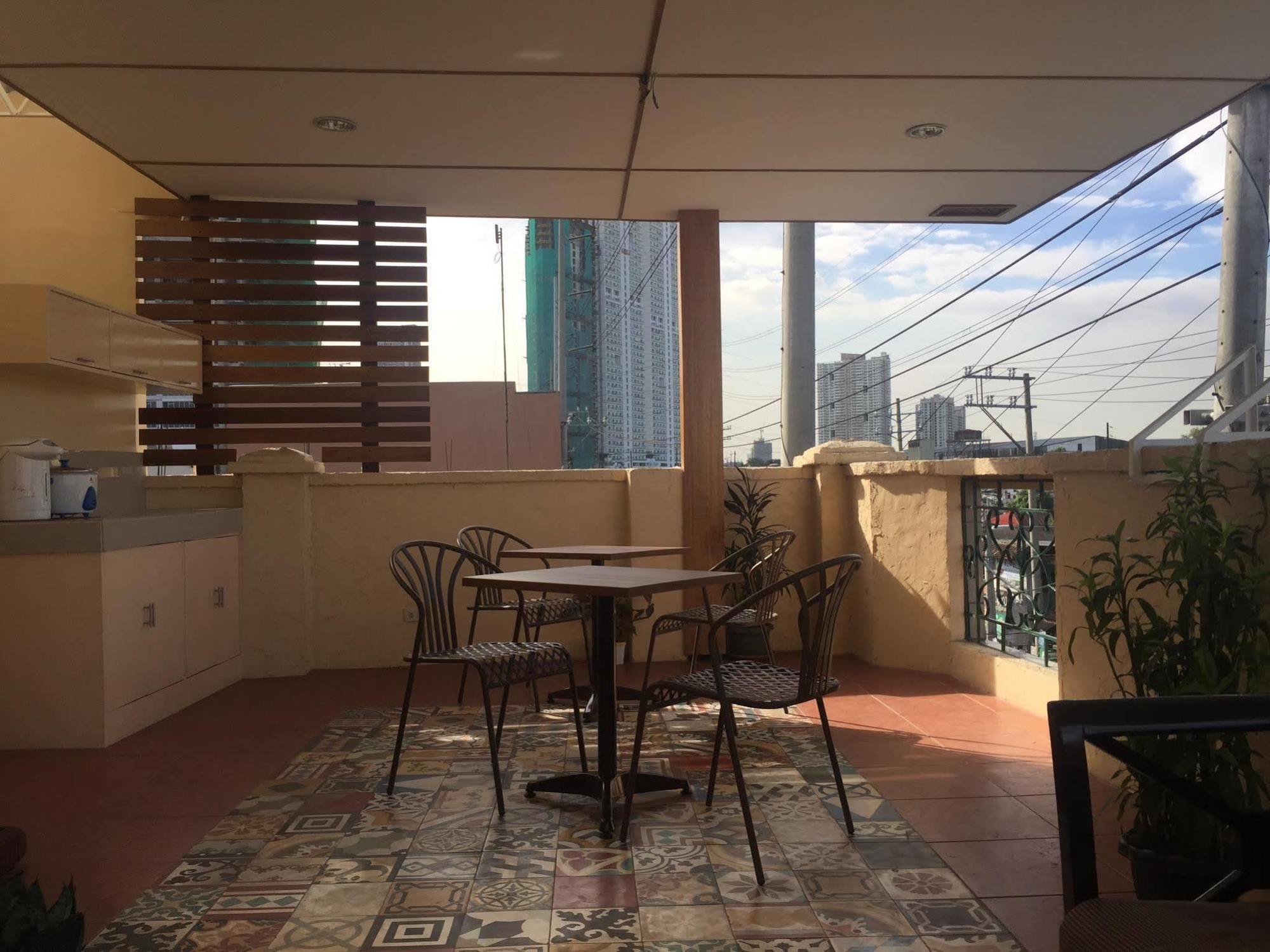 1 River Central Hostel Makati City Bagian luar foto
